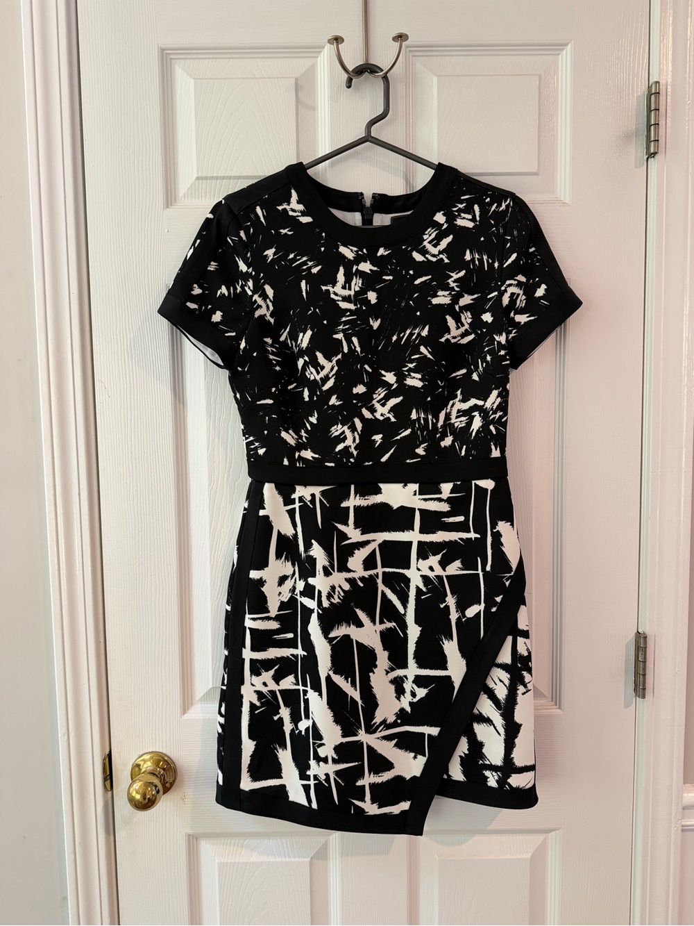 BCBGMaxAzria Black and White Abstract Short Sleeve Mini Dress
